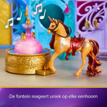 Unicorn Academy, Starglow Fountain & Stable Playset con Wildstar, luci e suoni, 24 accessori, bambole e unicorni giocattolo per 