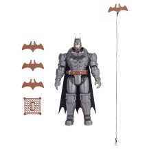 DC Comics , Batman, Personaggio Deluxe Battle Strike Batman da 30 cm, 5 Accessori, Oltre 20 Suoni, Giocattoli da Collezionare pe